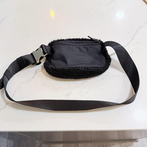 Lululemon Belt Bag Womens One Size Black Sherpa Fleece Crossbody Fanny Pack gold - Picture 6 of 11